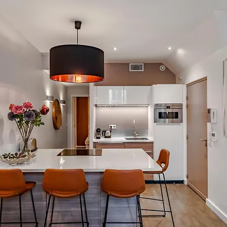 Luxury Family 2br - Prime Location, Walk To & Shopping, Sunny Balcony - Totolulu Hoche