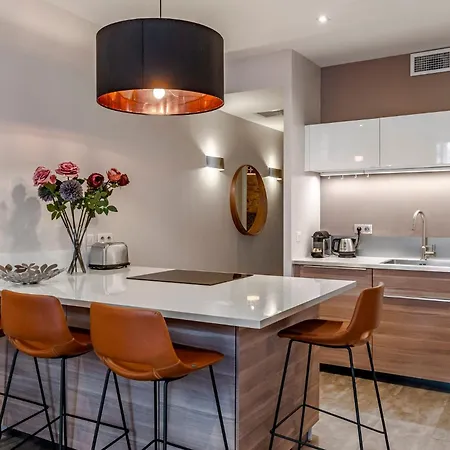 Luxury Family 2br - Prime Location, Walk To & Shopping, Sunny Balcony - By Totolulu Hoche Cannes