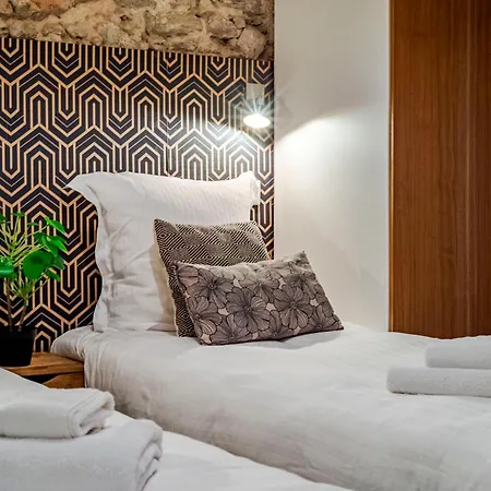 Luxury Family 2br - Prime Location, Walk To & Shopping, Sunny Balcony - By Totolulu Hoche *