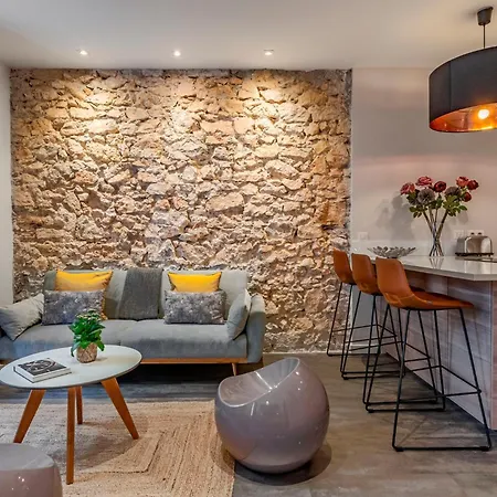 Luxury Family 2br - Prime Location, Walk To & Shopping, Sunny Balcony - By Totolulu Hoche