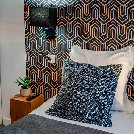 Luxury Family 2br - Prime Location, Walk To & Shopping, Sunny Balcony - By Totolulu Hoche