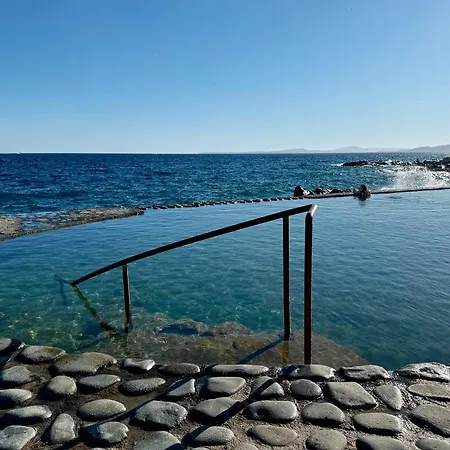 Luxury Family 2br - Prime Location, Walk To & Shopping, Sunny Balcony - By Totolulu Hoche * Cannes