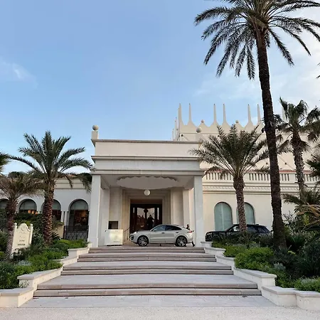 Luxury Family 2br - Prime Location, Walk To & Shopping, Sunny Balcony - By Totolulu Hoche